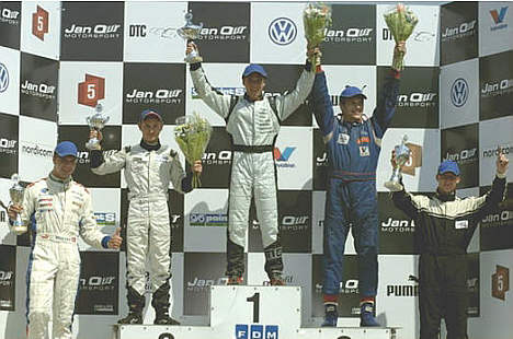 Øverst på podiet Christian Markussen, 2’er Johan Jokinen, 3er Aki Sandberg (Finland). De to på fløjene er hhv. Søren Zylau og Mirzo Lovic som 1’erog 2’er i ZETEC.